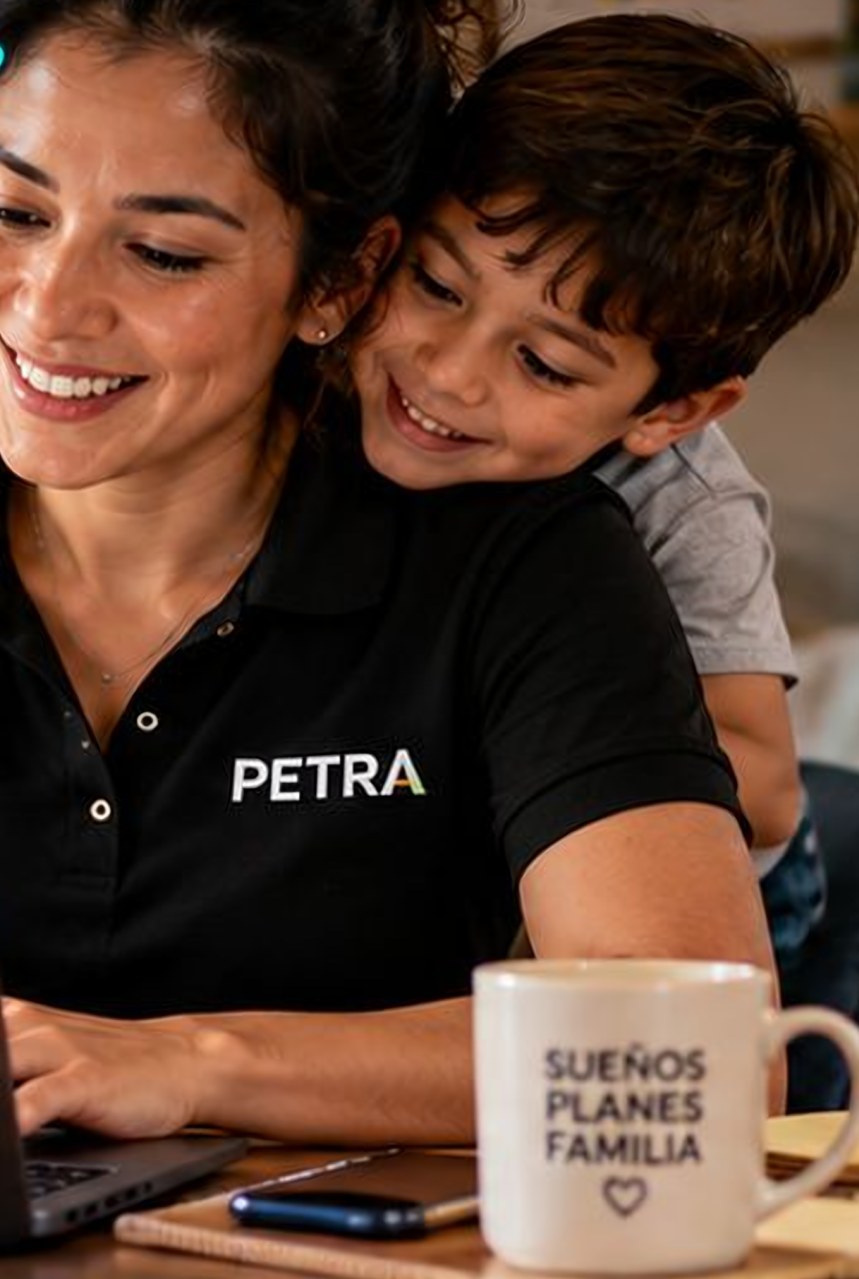Agente PETRA trabajando desde casa en su portátil junto a su hijo